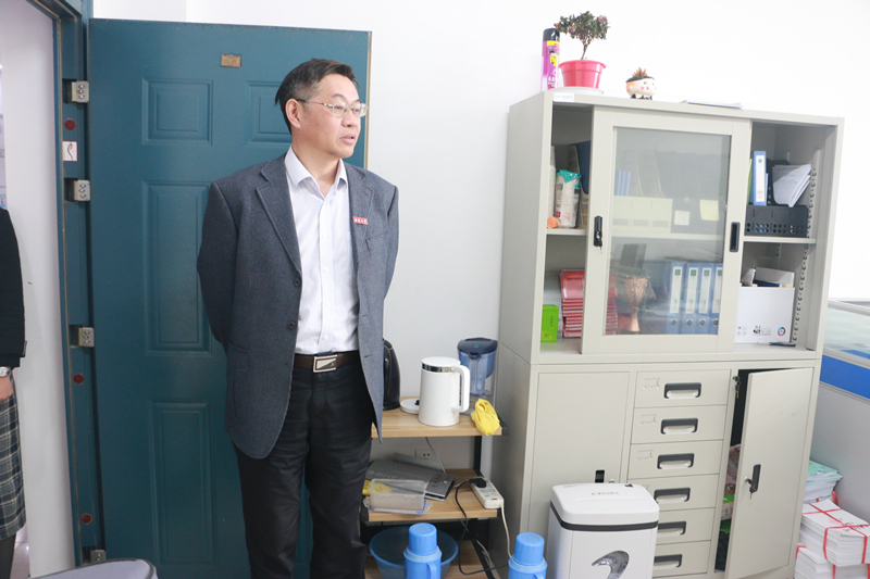浦玉忠走访教师办公室_副本.jpg